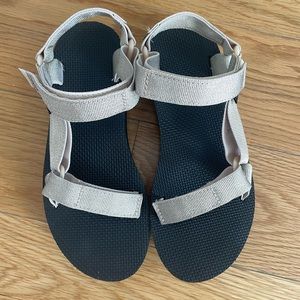 Teva mid form universal size 7